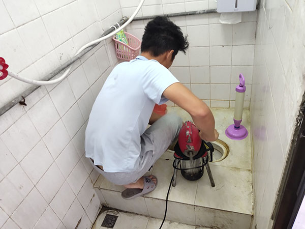 兴庆管道堵塞冒臭气 专业师傅现场解决问题